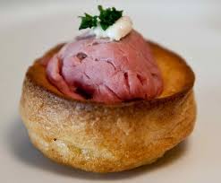 mini yorkshire pudding with beef and horseradish
